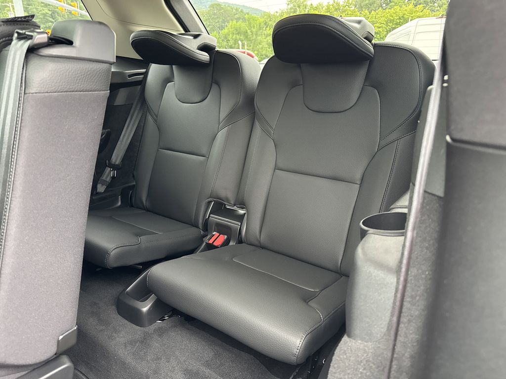 2025 Volvo XC90 Core photo 12