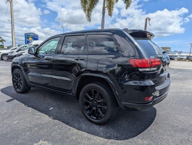 2019 Jeep Grand Cherokee Laredo photo 2