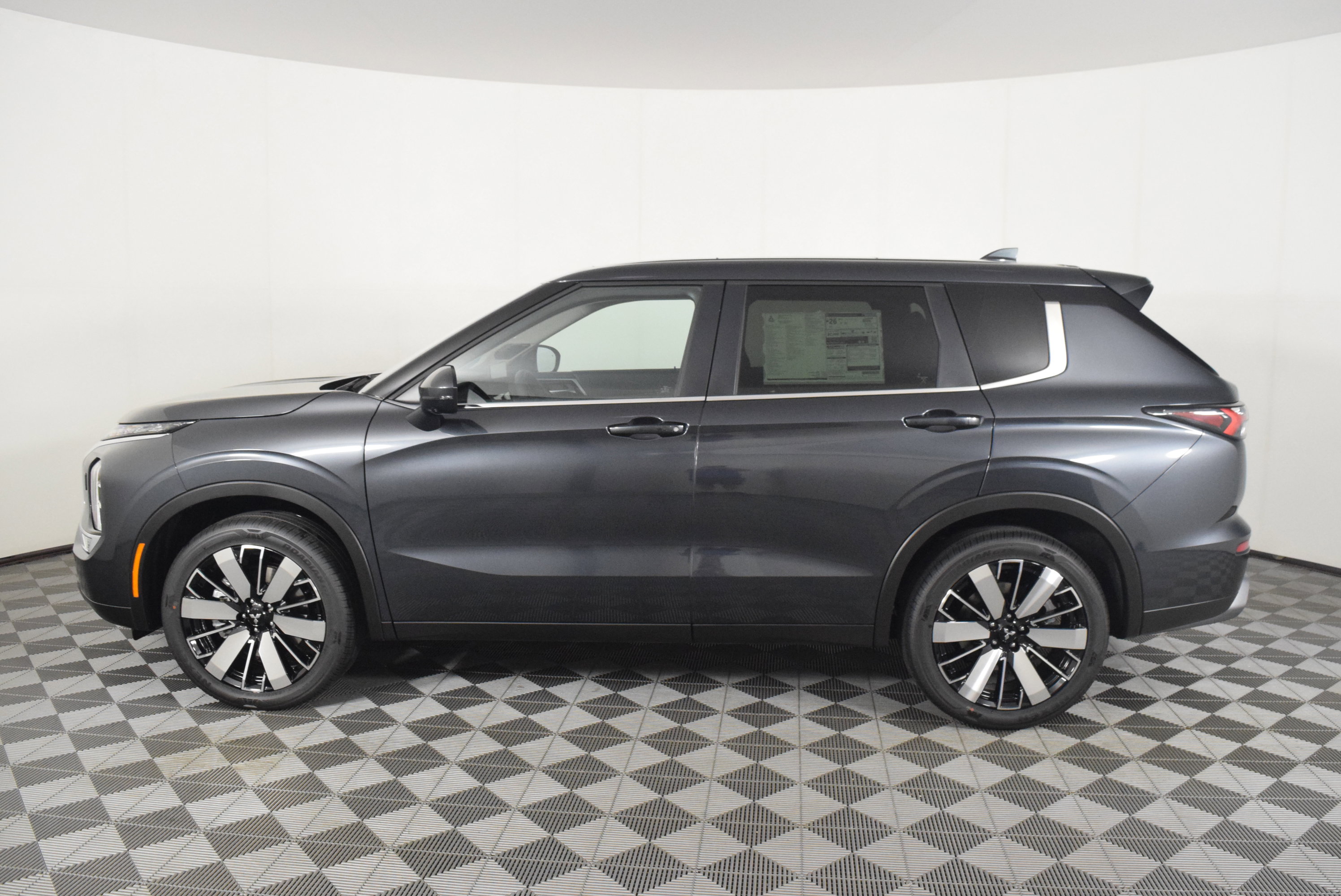 2025 Mitsubishi Outlander SE photo 9