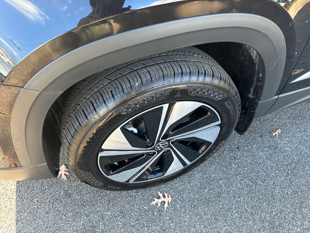 2025 Volkswagen Taos SE photo 2