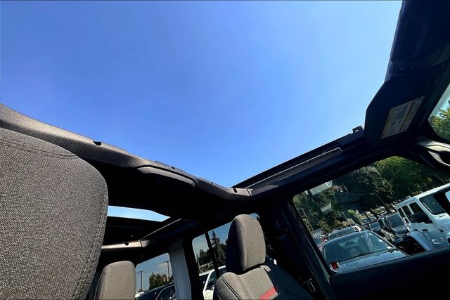 2025 Jeep Wrangler Rubicon photo 21
