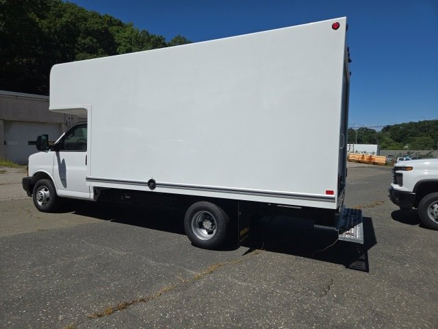 2025 Chevrolet Express Cutaway 3500 photo 3