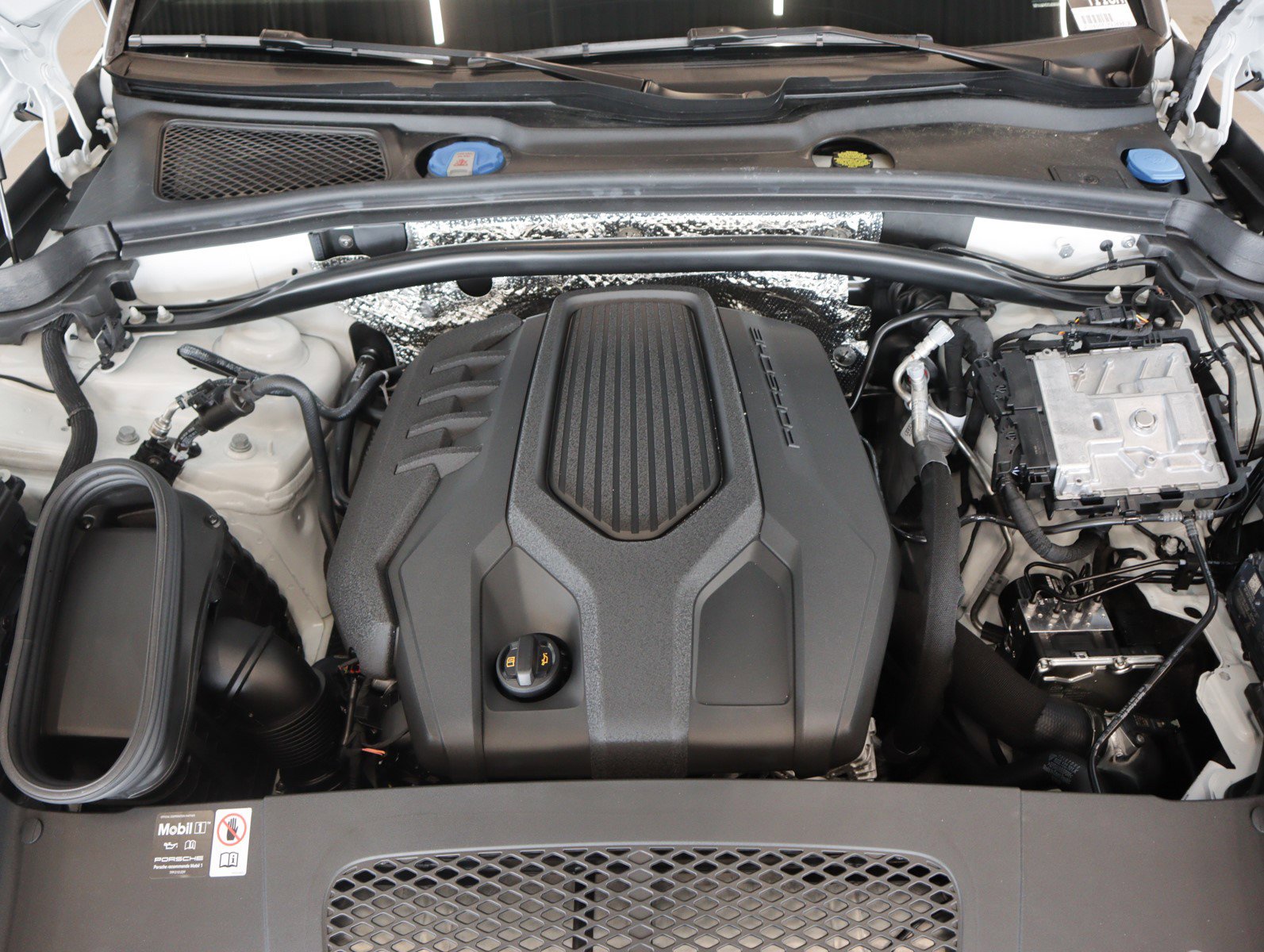 2025 Porsche Macan T photo 23
