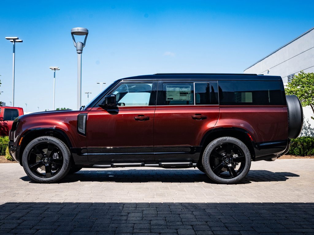 2025 Land Rover Defender 130 X-Dynamic SE photo 4