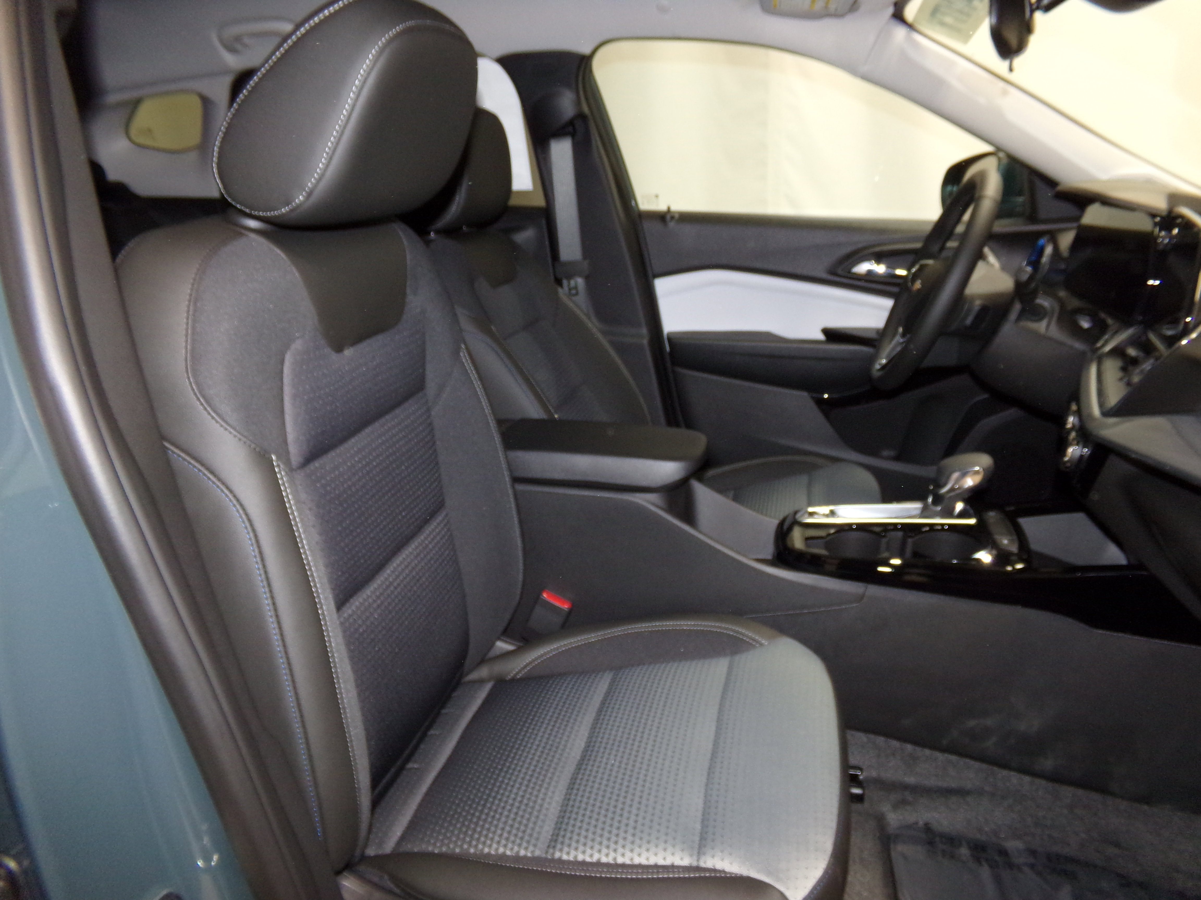 2025 Chevrolet Trax LT photo 8