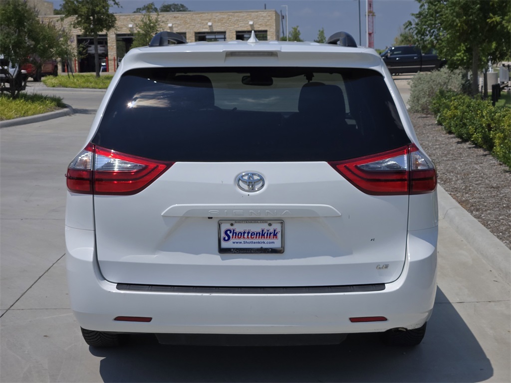 2020 Toyota Sienna LE photo 7