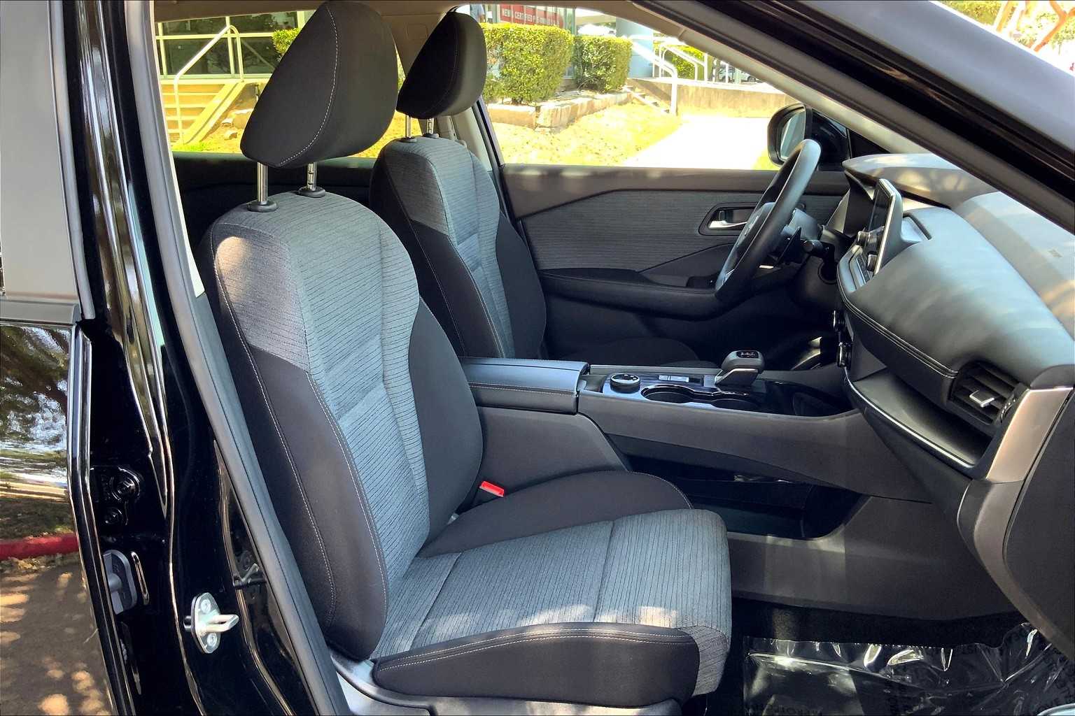 2023 Nissan Rogue SV photo 6