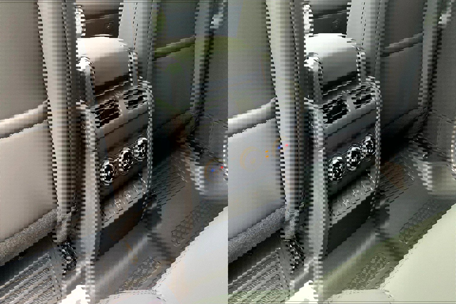 2025 Land Rover Defender 110 S photo 16
