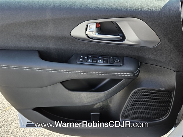 2025 Chrysler Voyager LX photo 27
