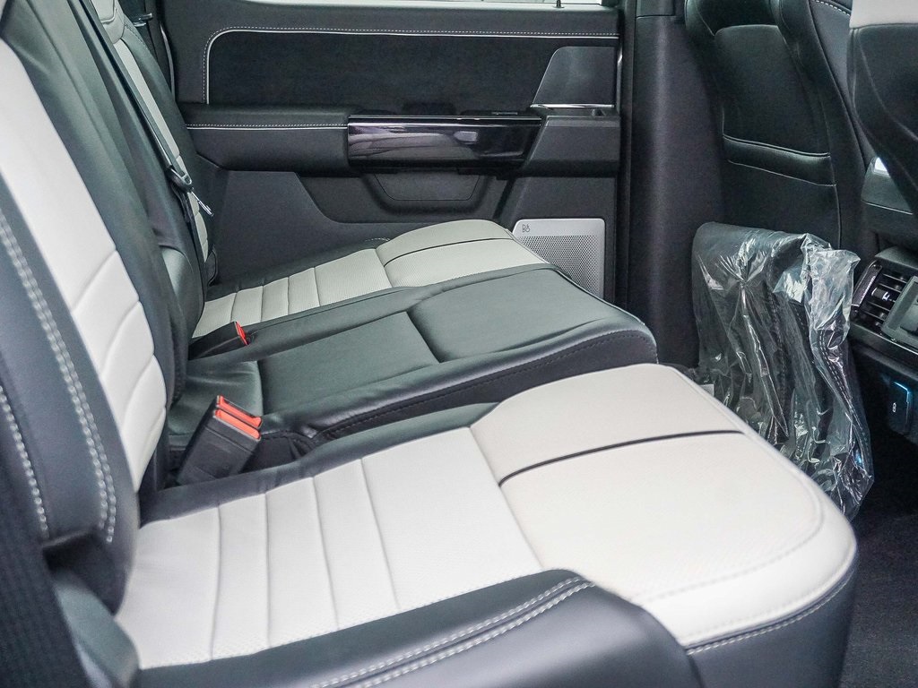 2025 Ford F-150 Lightning Platinum photo 13