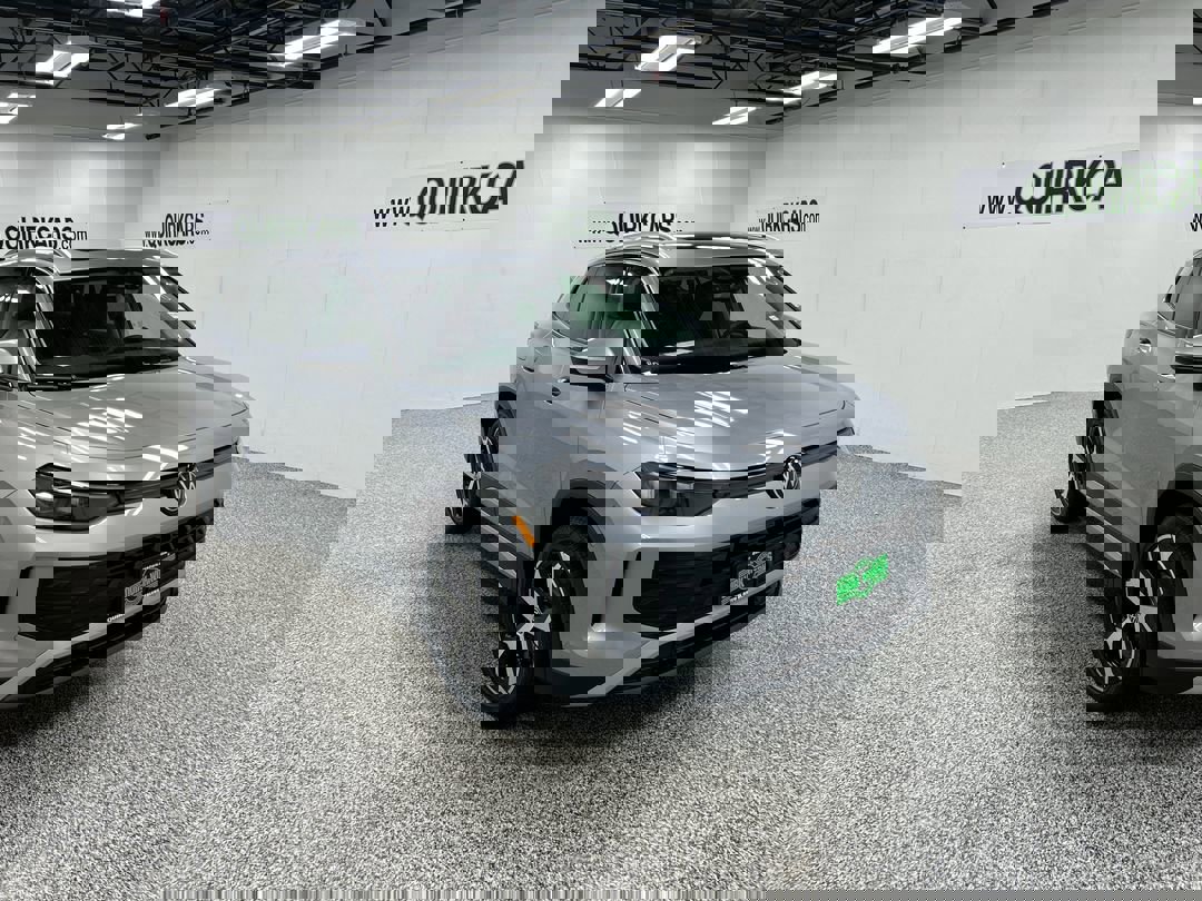 2025 Volkswagen Tiguan SE's photo