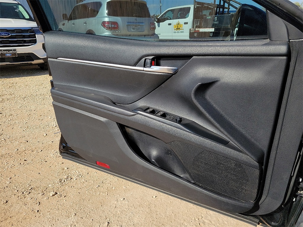 2020 Toyota Camry SE photo 18