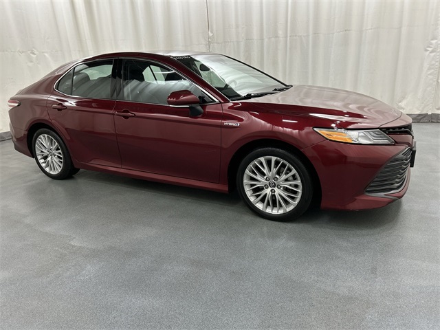 2019 Toyota Camry XLE Hybrid's photo