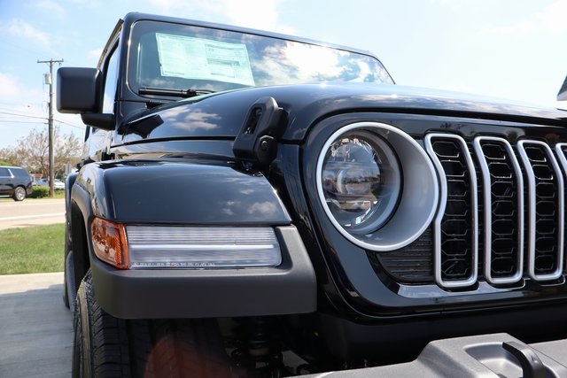 2025 Jeep Wrangler Sahara photo 4