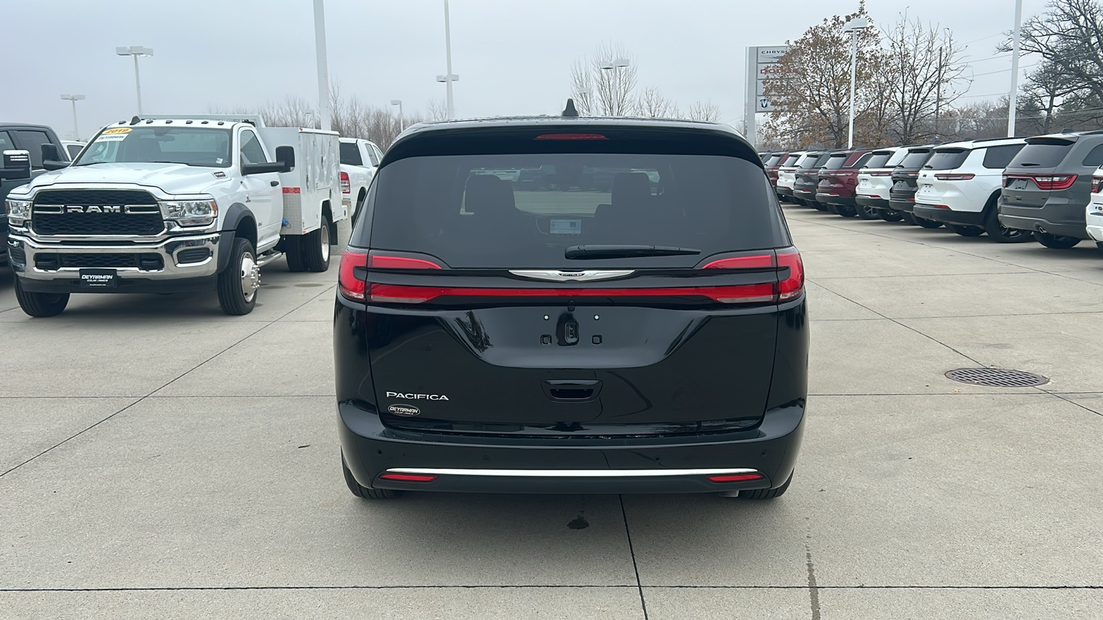 2026 Chrysler Pacifica photo 4