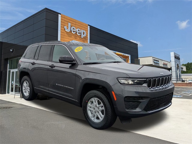 2025 Jeep Grand Cherokee Laredo photo 2