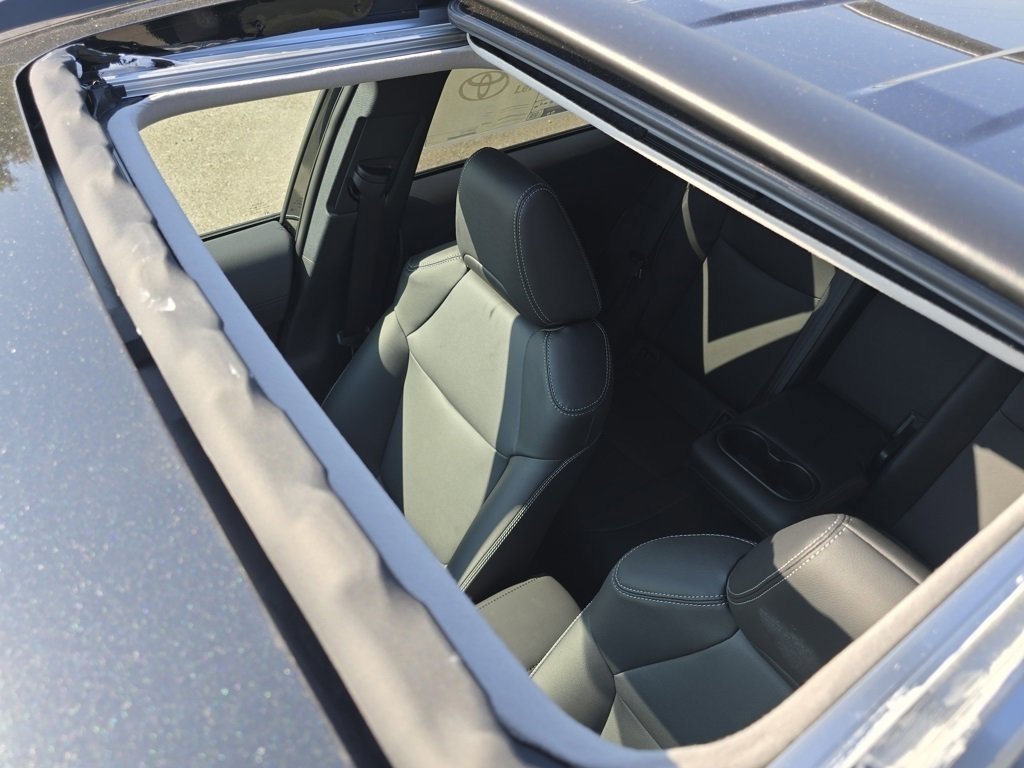 2025 Toyota Corolla Cross XLE photo 3