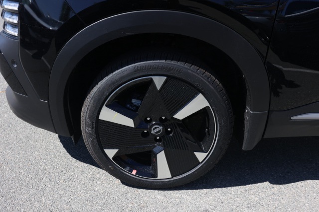 2026 Nissan Kicks SR photo 9