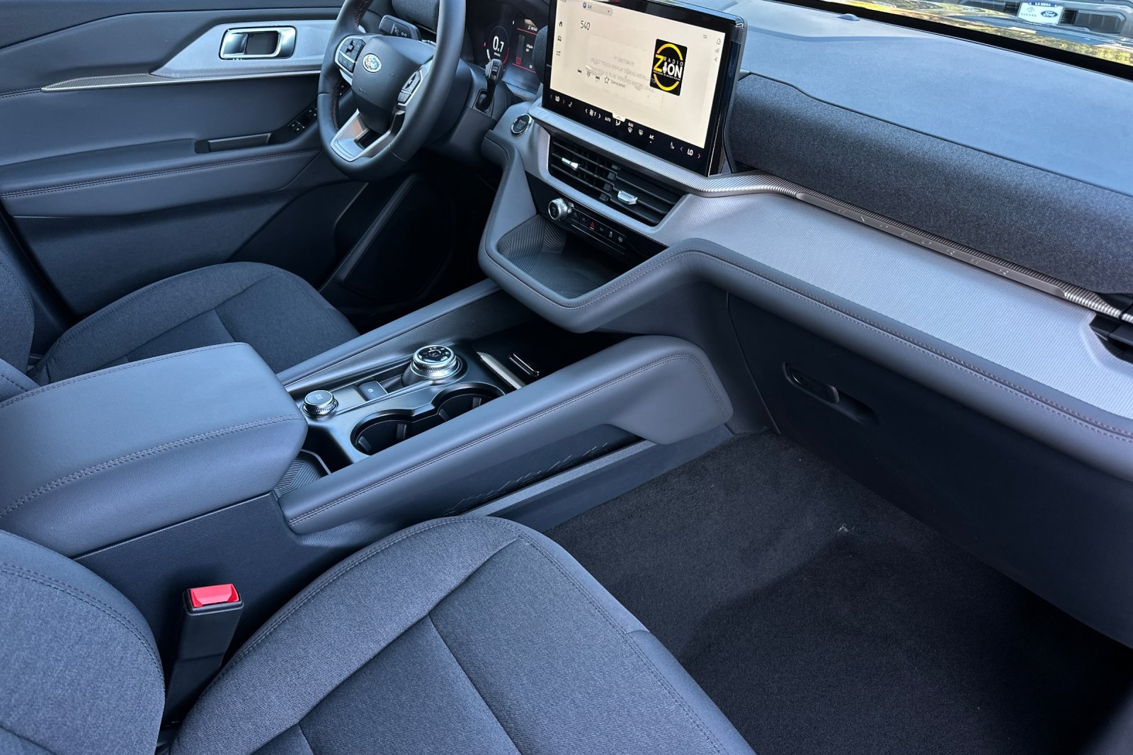 2025 Ford Explorer photo 16
