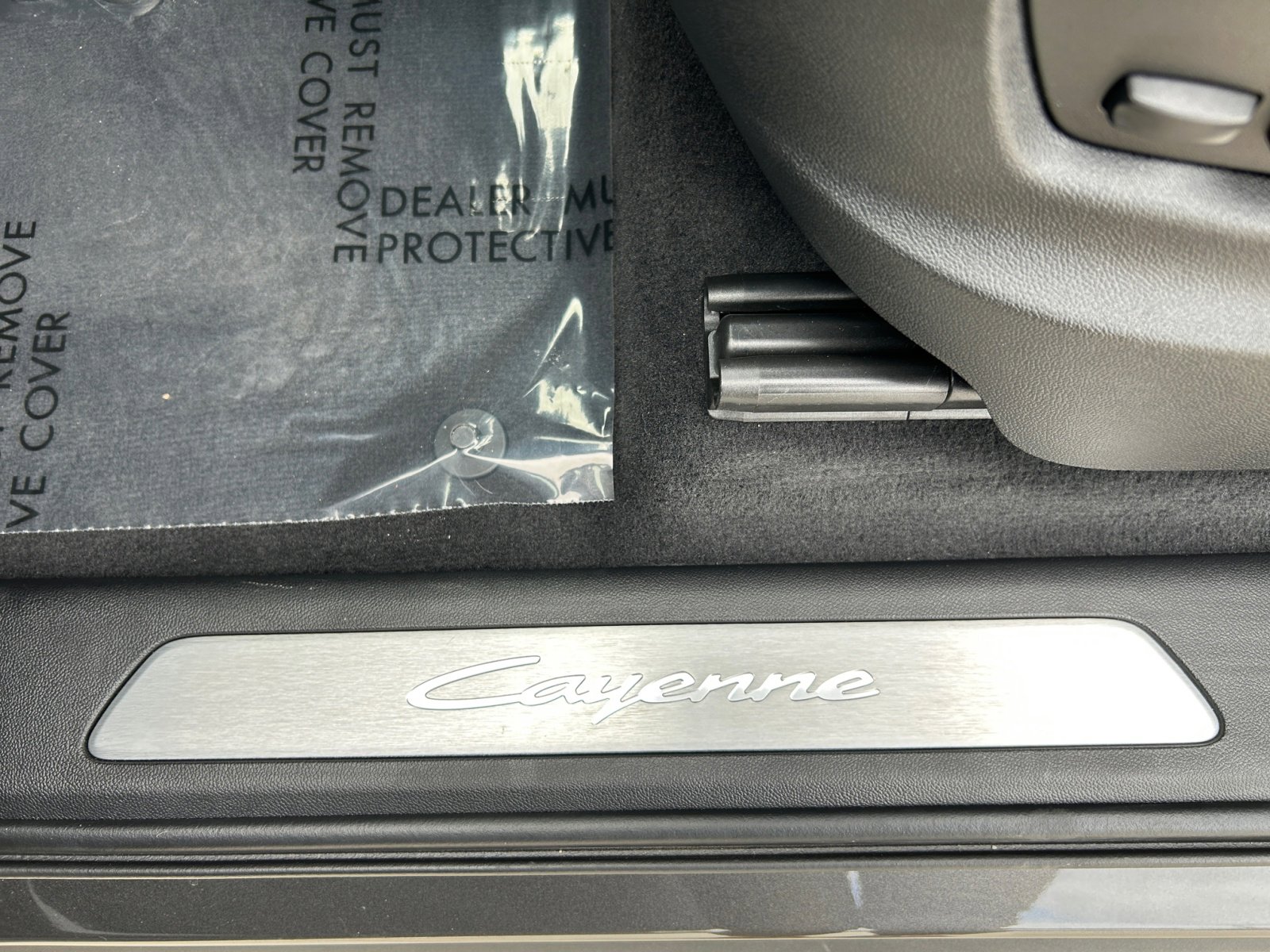 2025 Porsche Cayenne Coupe Base photo 16
