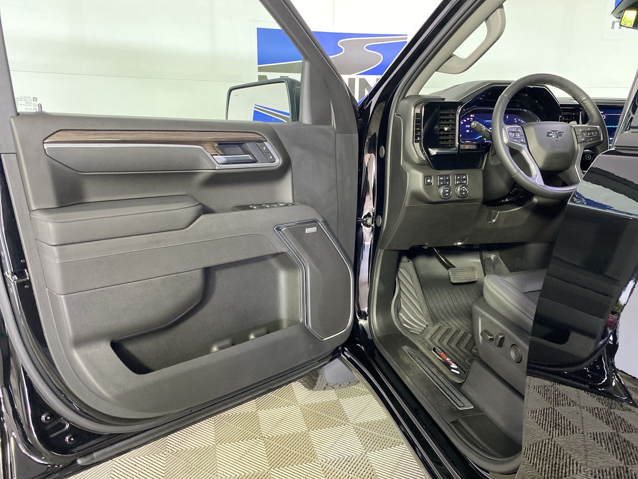 2025 Chevrolet Silverado 1500 RST photo 19