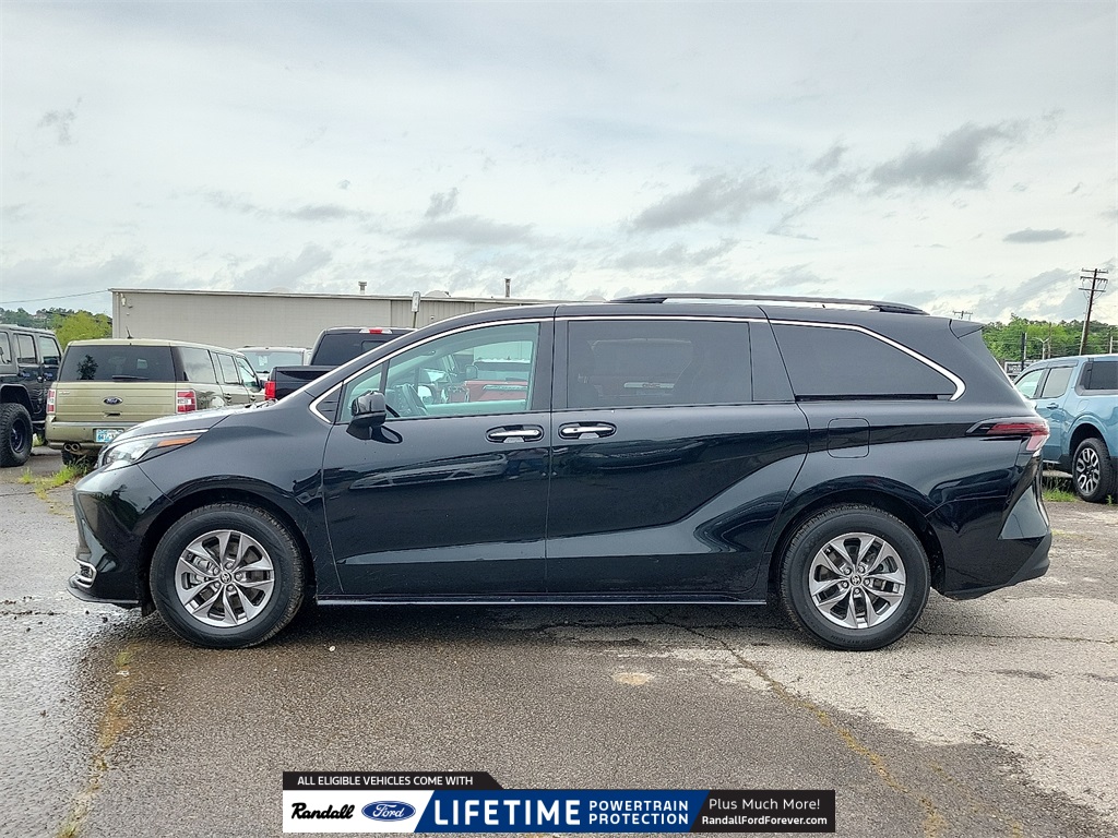 2024 Toyota Sienna XLE photo 3