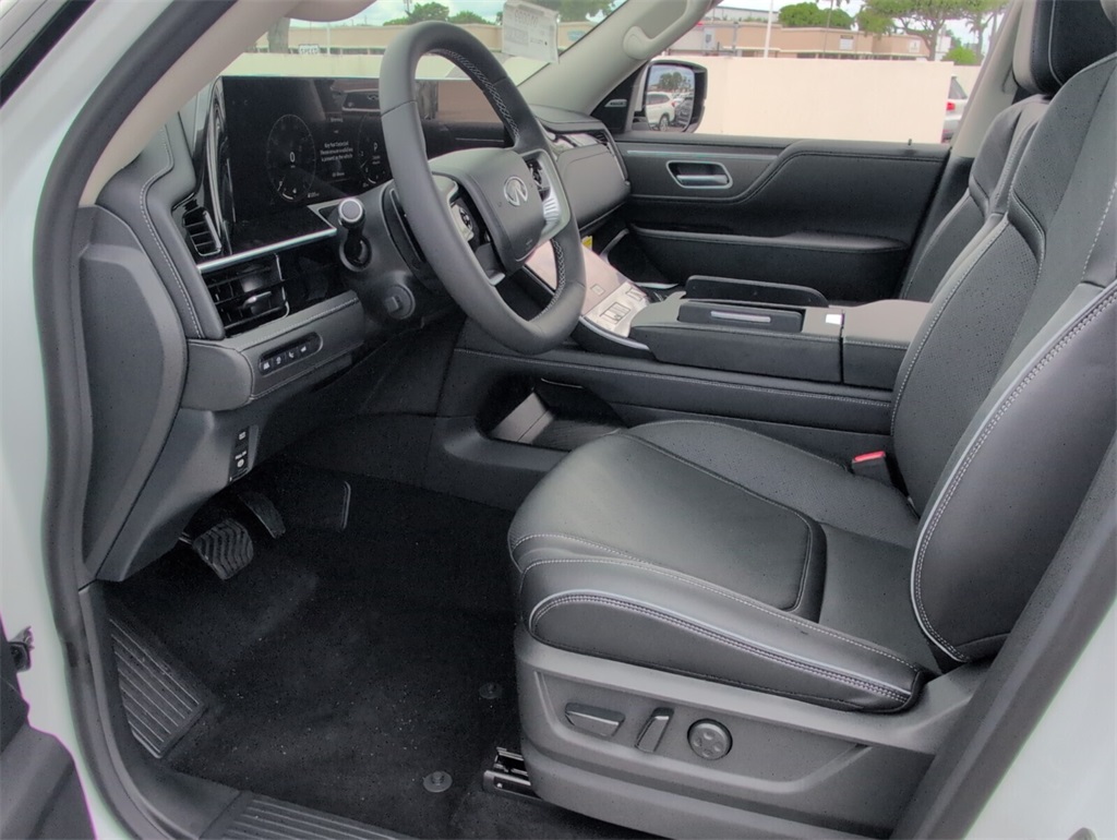 2026 Infiniti QX80 Luxe photo 6