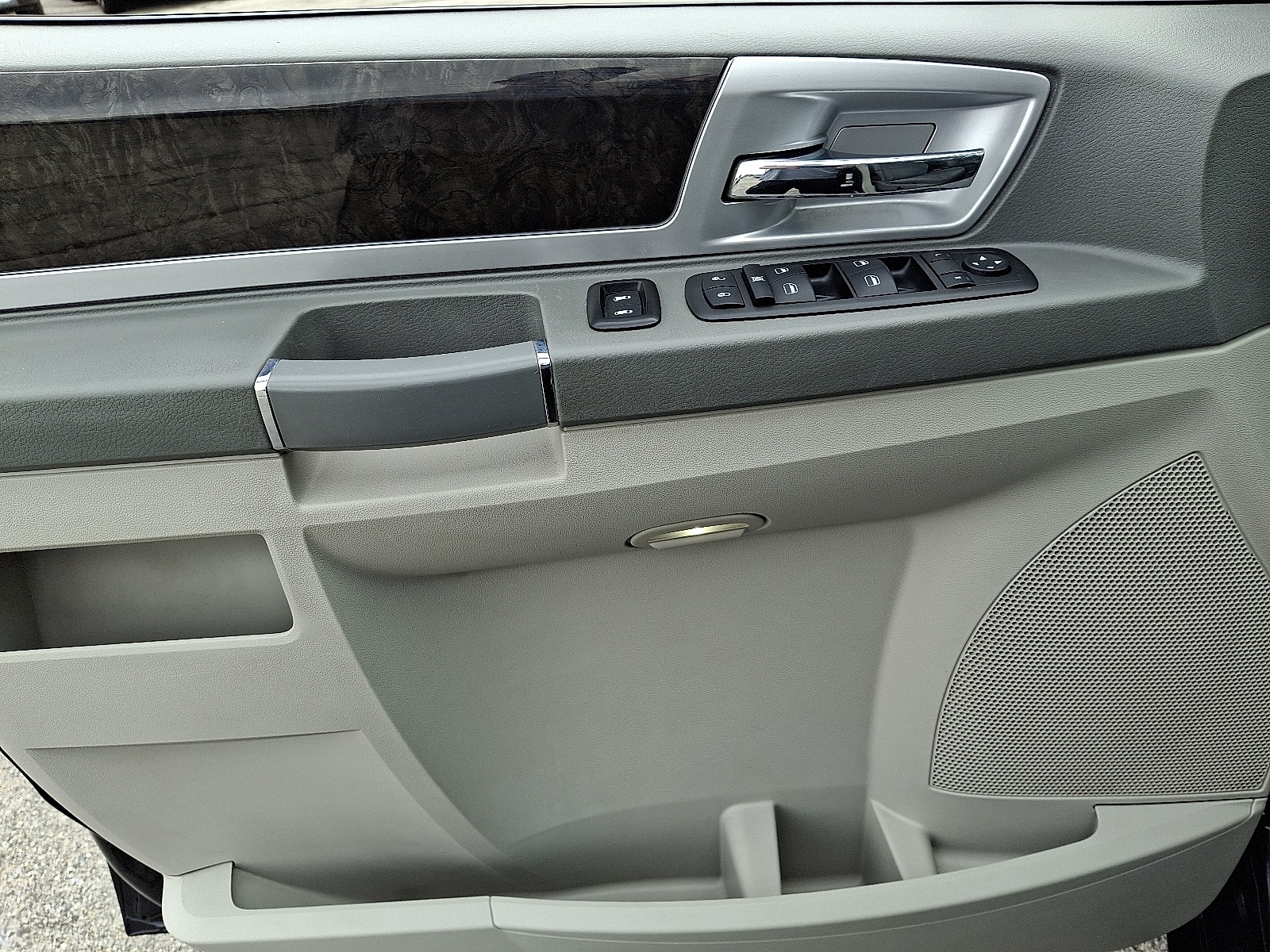 2010 Dodge Grand Caravan SXT Crew photo 13