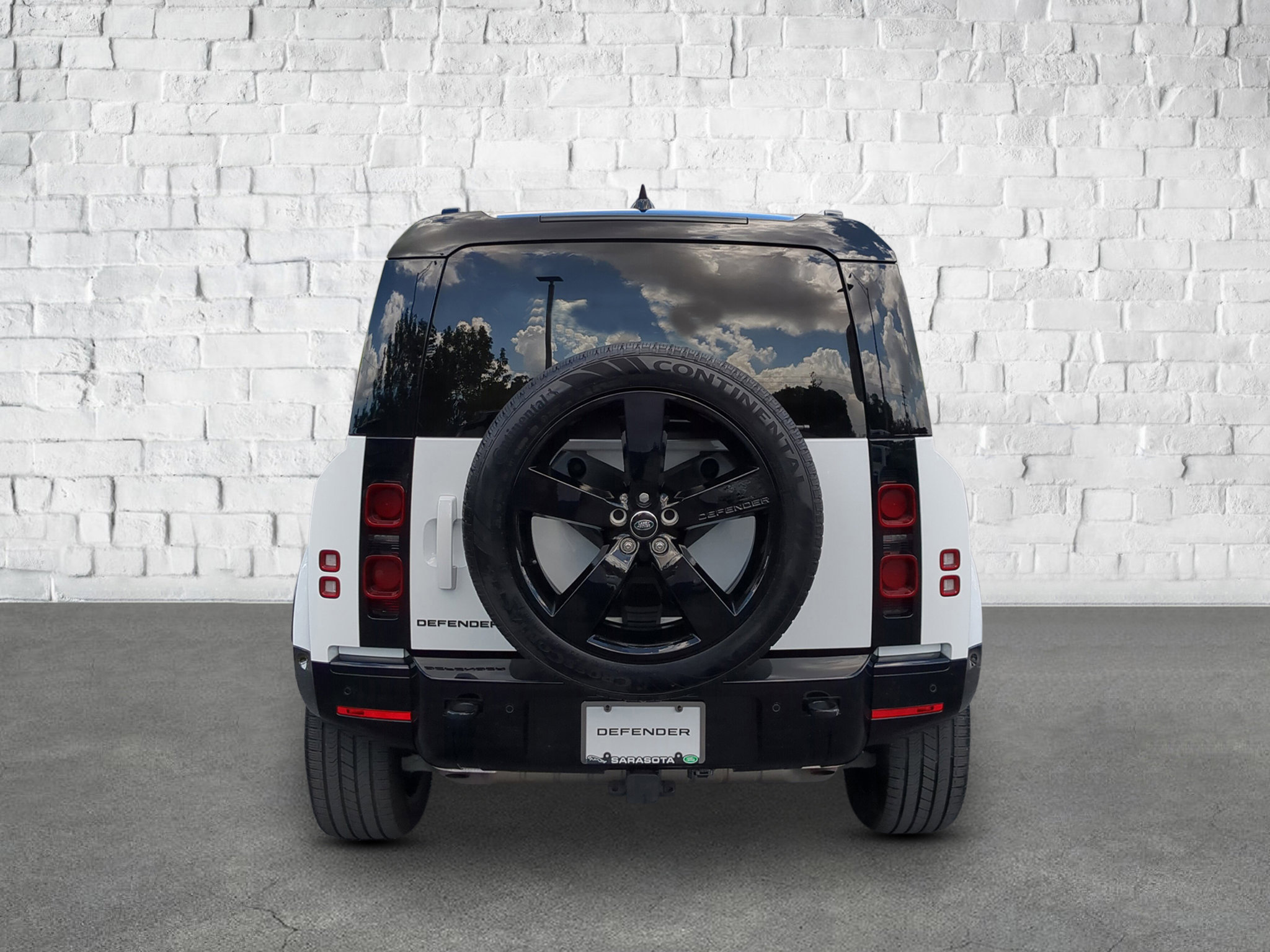 2025 Land Rover Defender X-Dynamic SE photo 3