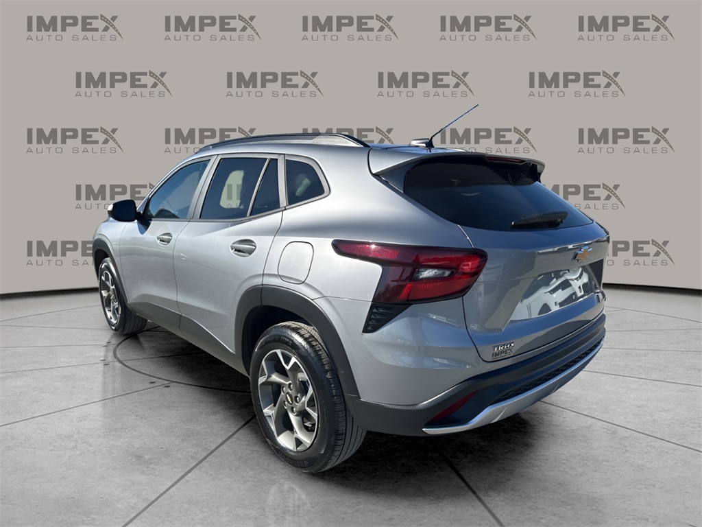 2025 Chevrolet Trax LT photo 3