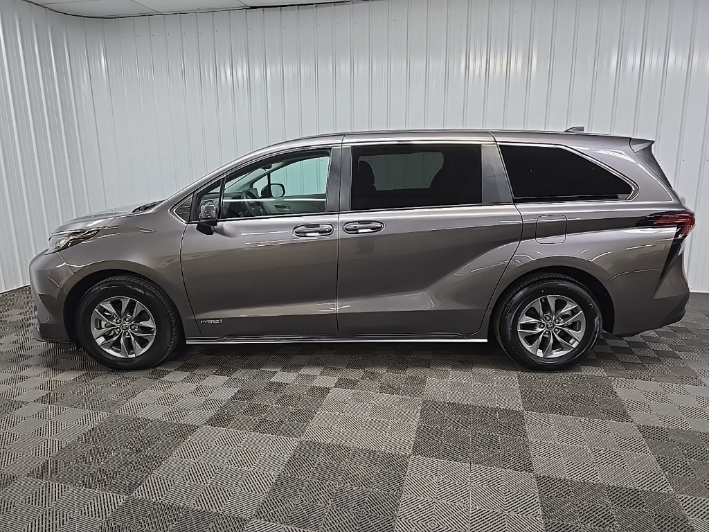 2021 Toyota Sienna LE photo 5