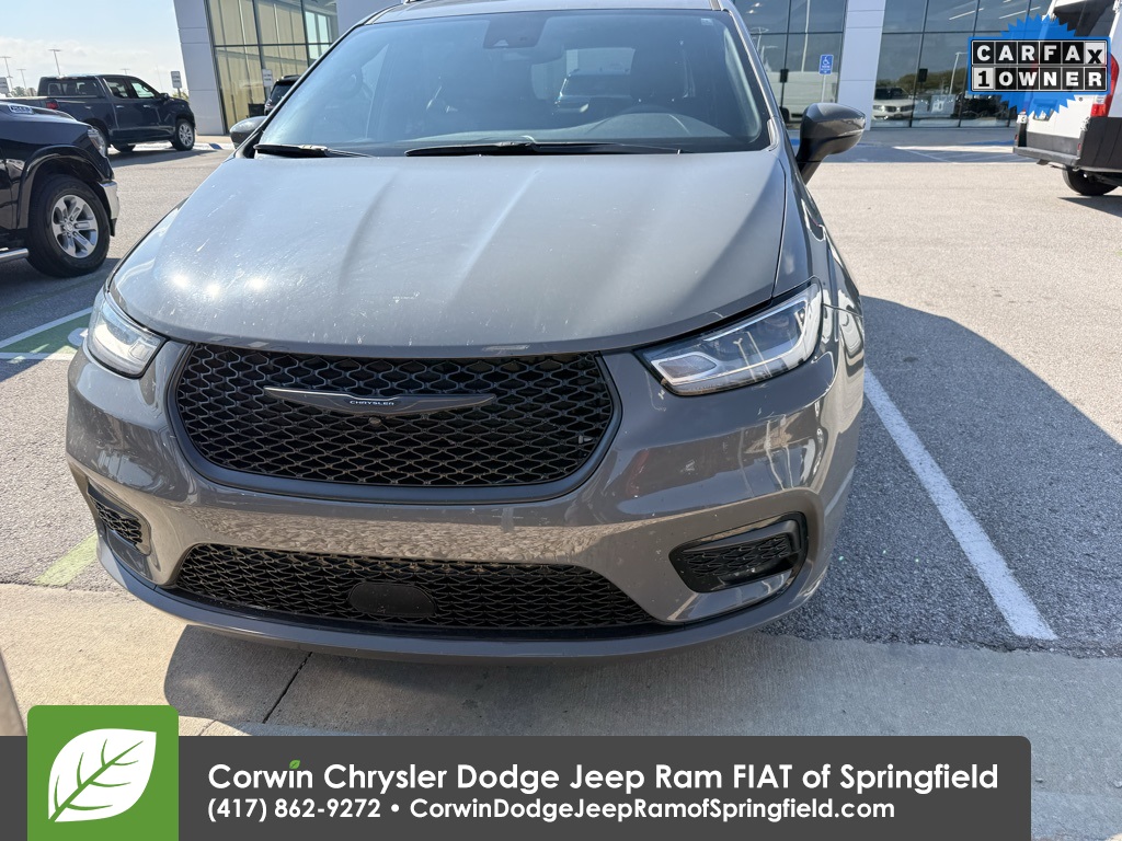 2023 Chrysler Pacifica Touring L photo 2