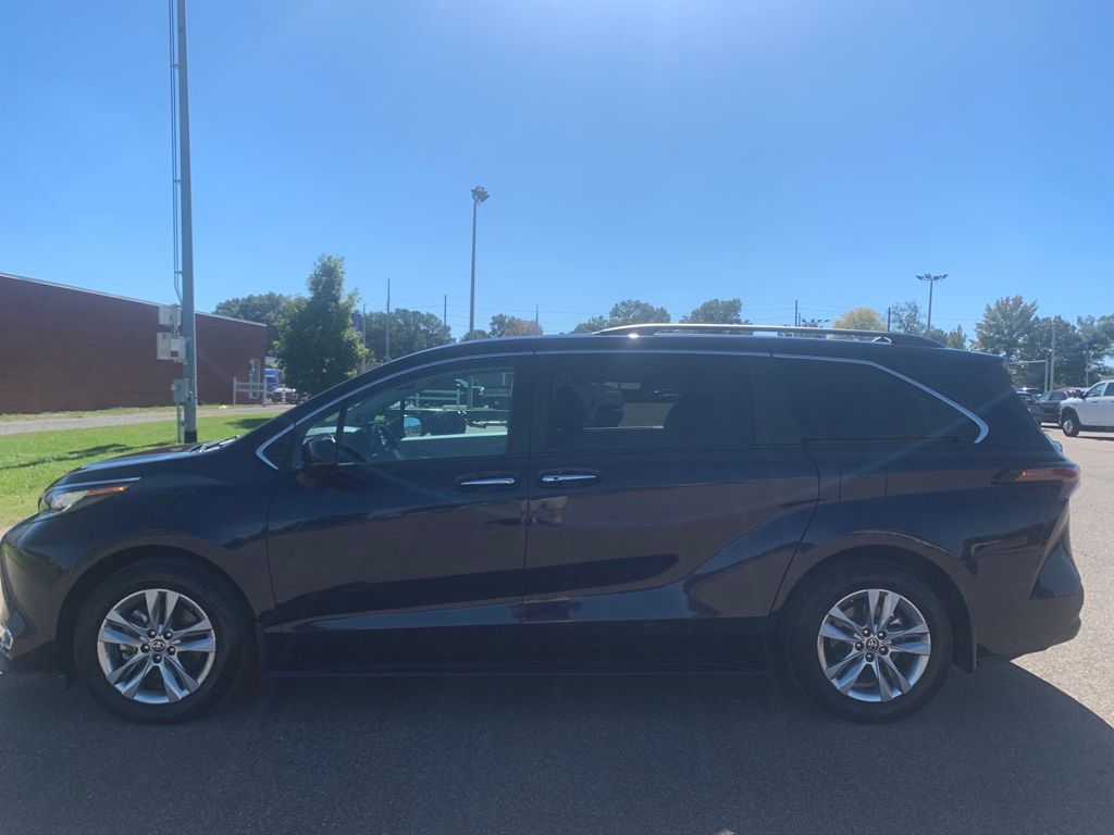 2023 Toyota Sienna XLE photo 4