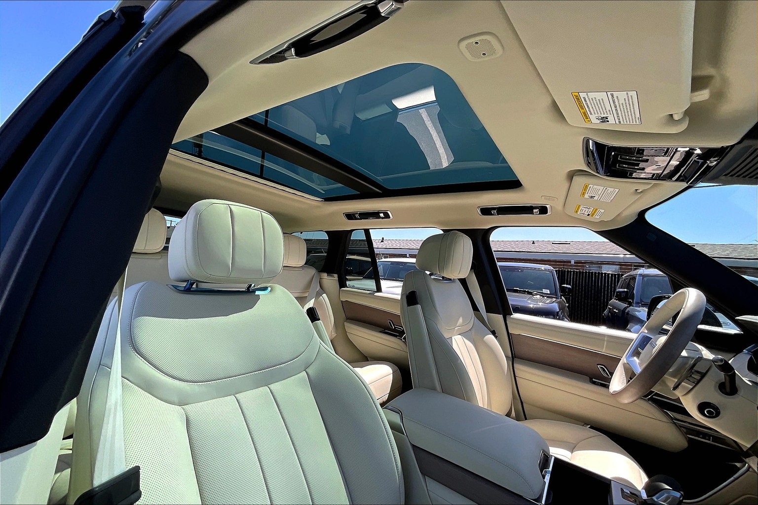 2025 Land Rover Range Rover SE photo 28