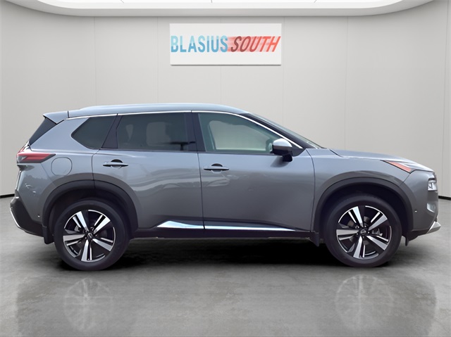 2022 Nissan Rogue Platinum photo 2