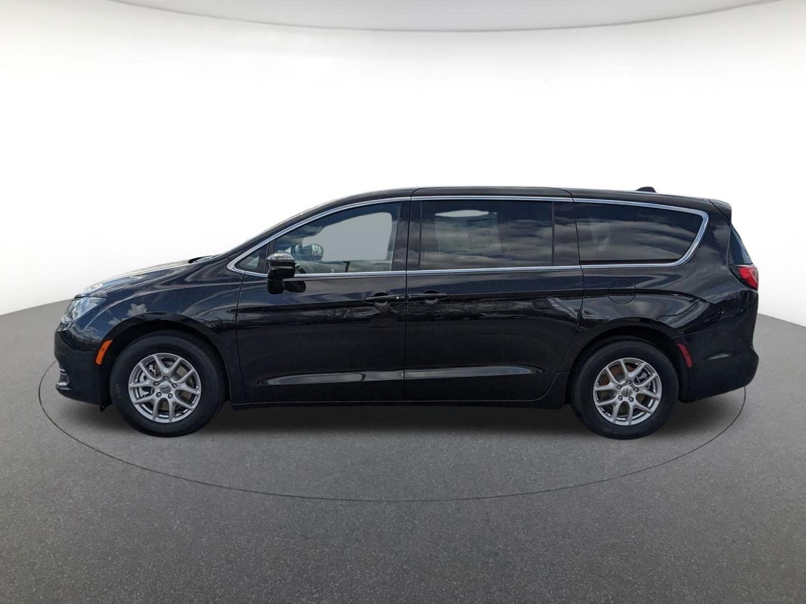 2025 Chrysler Voyager LX photo 6
