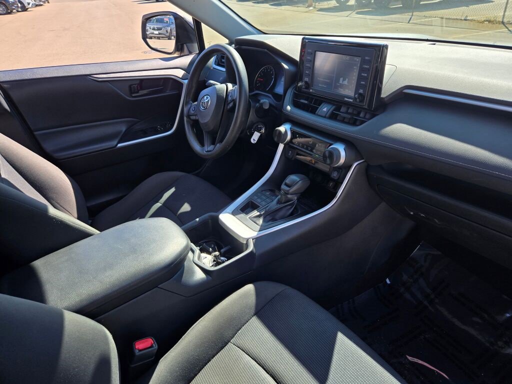 2022 Toyota RAV4 LE photo 2