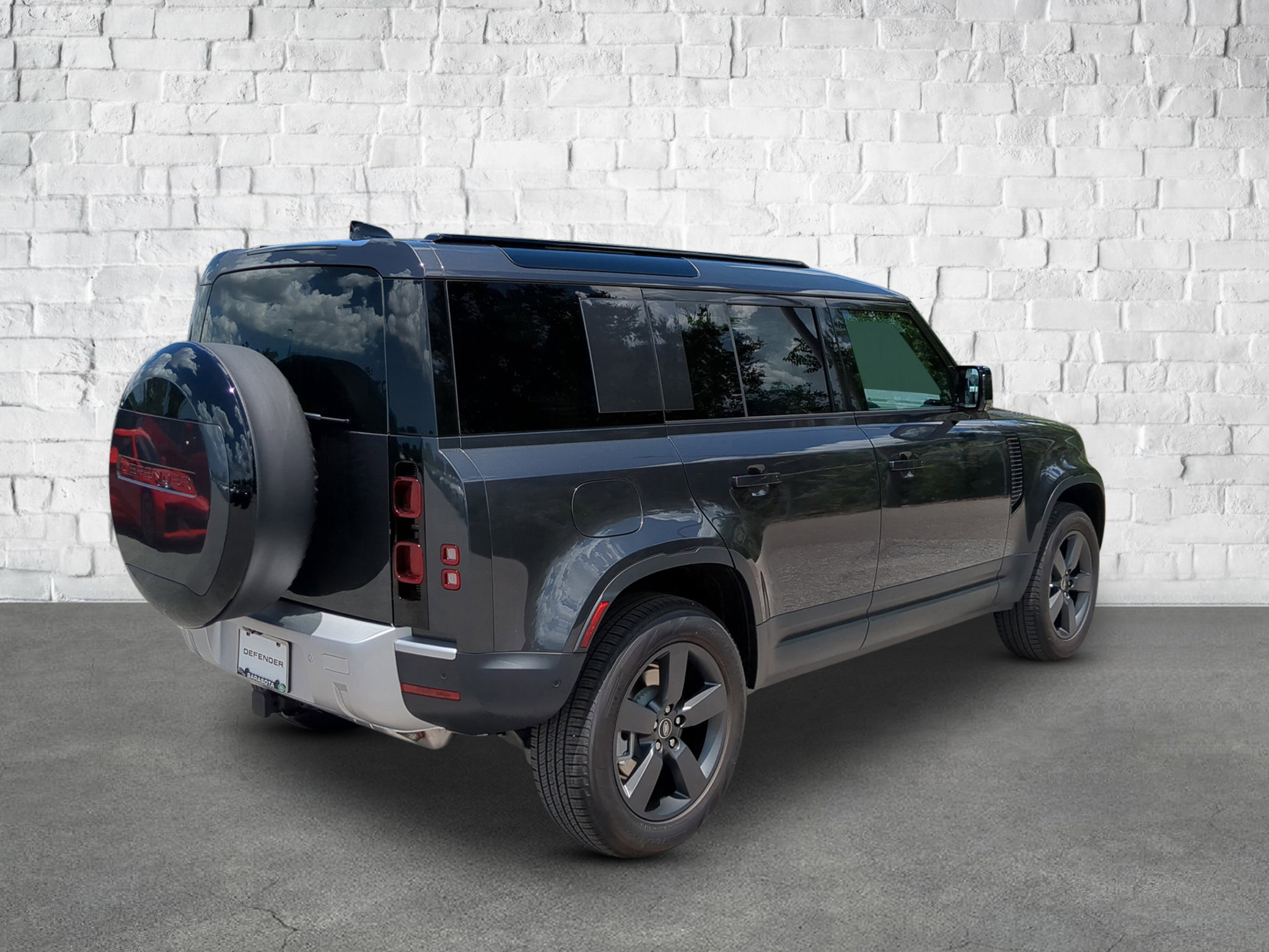 2025 Land Rover Defender 110 S photo 4