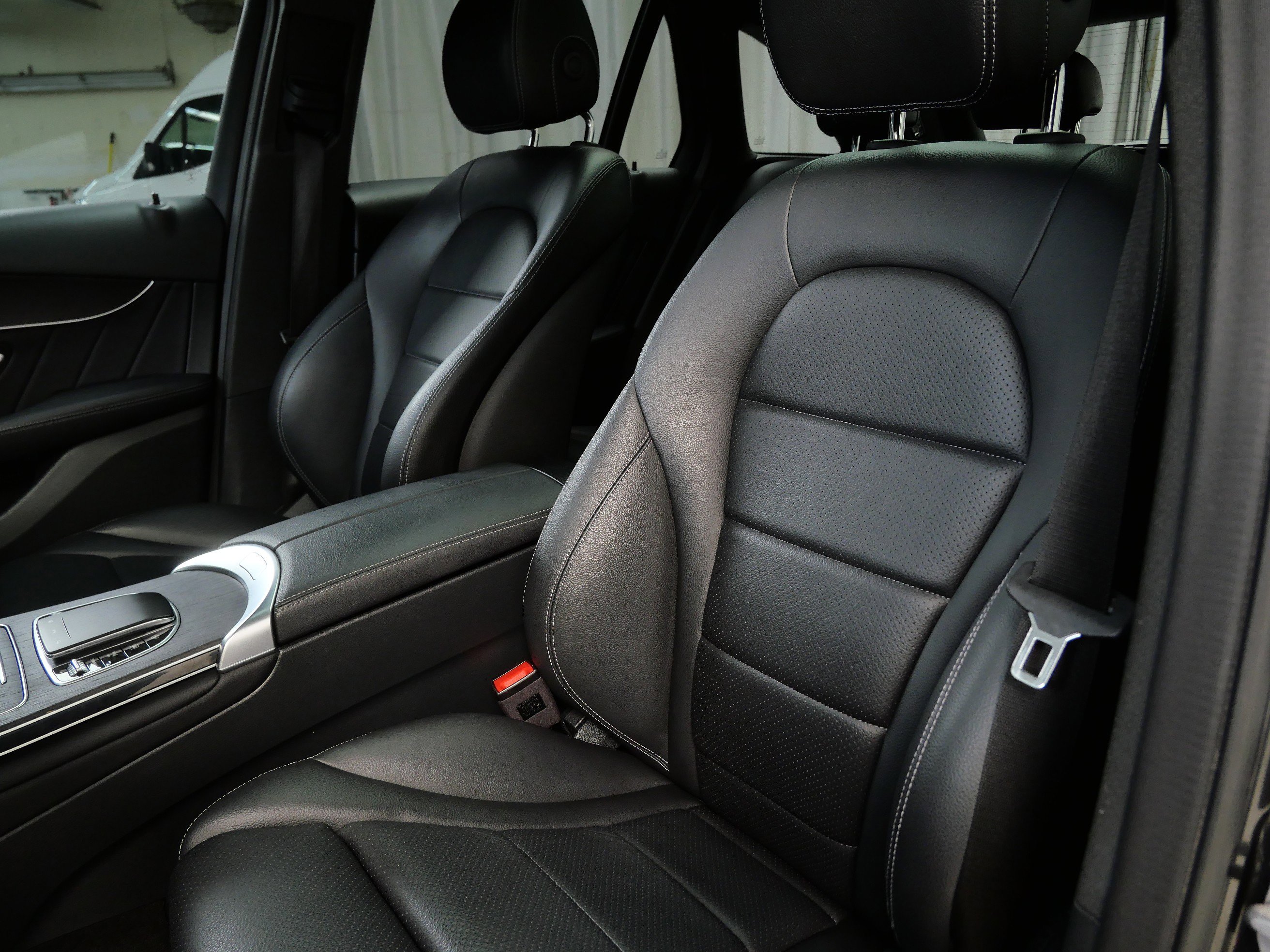 2022 Mercedes Benz GLC 300 4MATIC photo 2