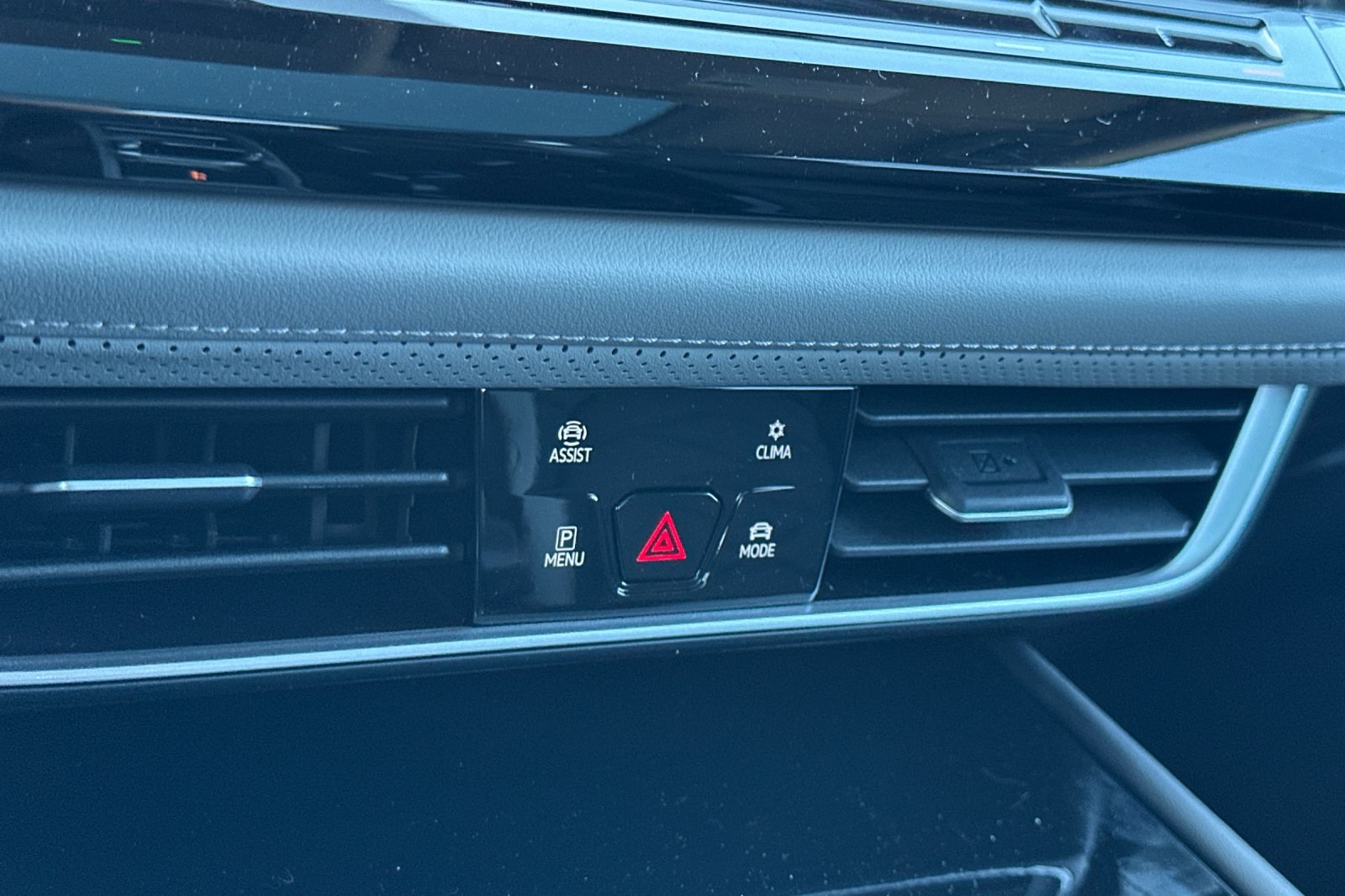 2025 Volkswagen Atlas Peak Edition SE photo 18