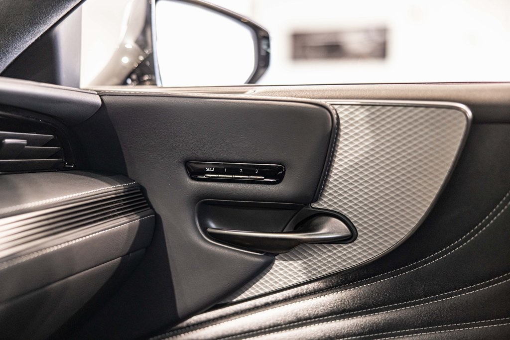 2022 LEXUS LS - Image 31