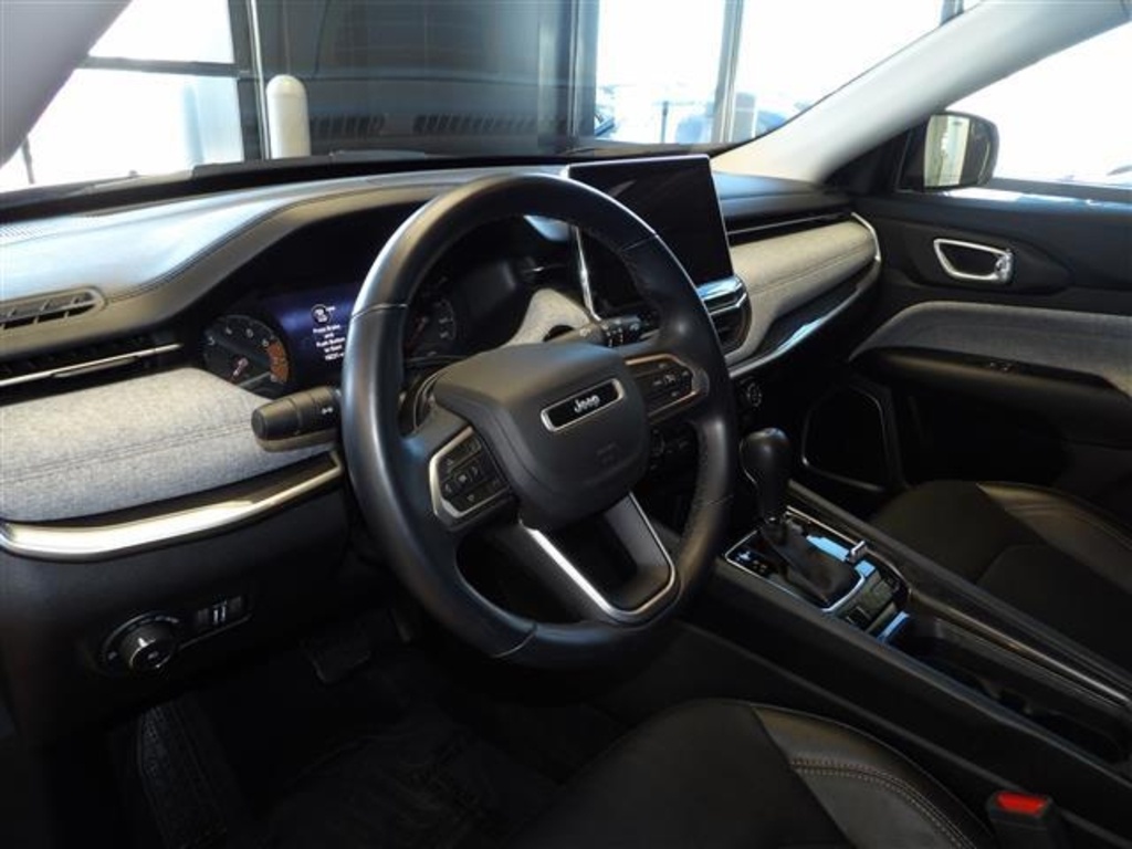 2022 Jeep Compass Latitude Lux photo 23