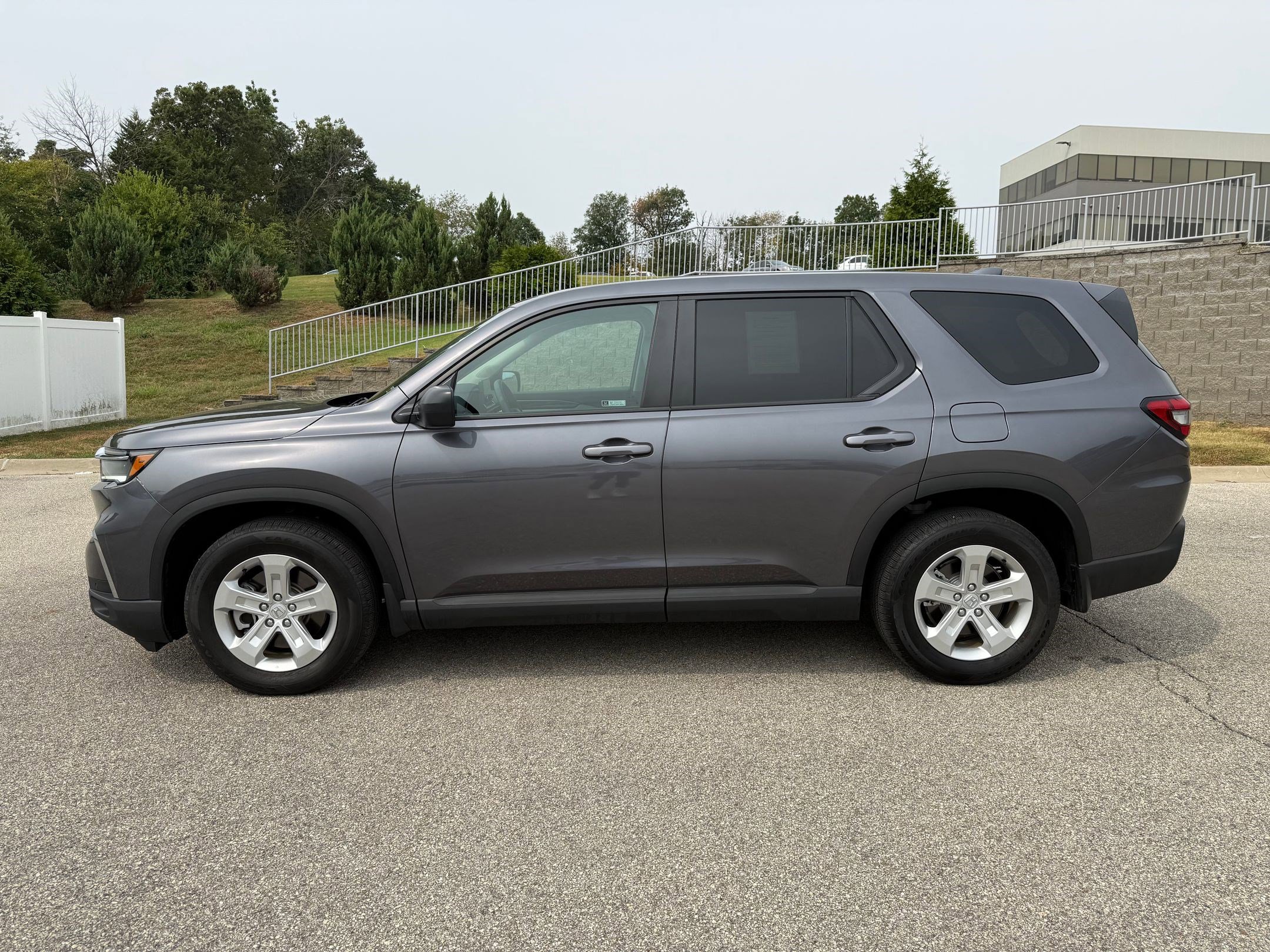 2024 Honda Pilot LX photo 2
