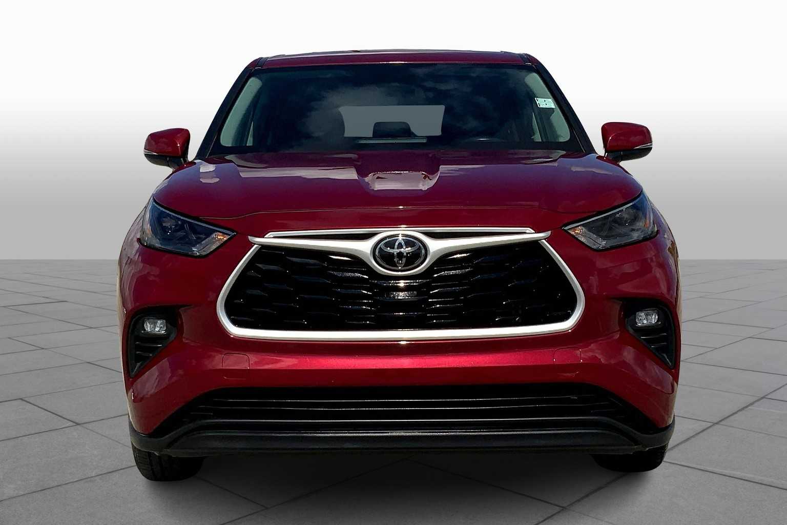 2024 Toyota Highlander LE photo 3