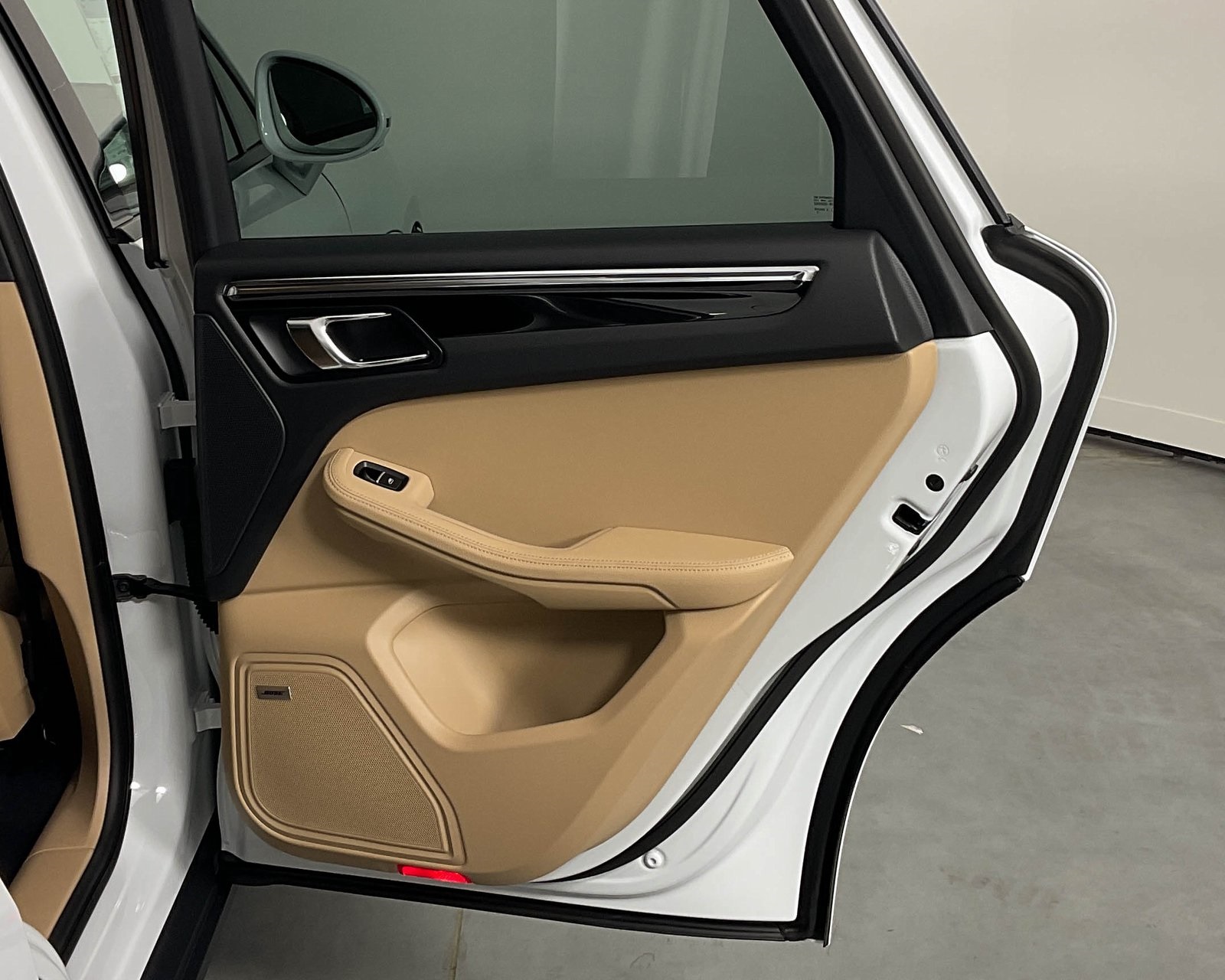 2026 Porsche Macan T photo 23