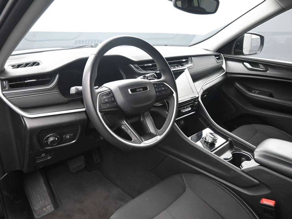 2023 Jeep Grand Cherokee Laredo photo 2