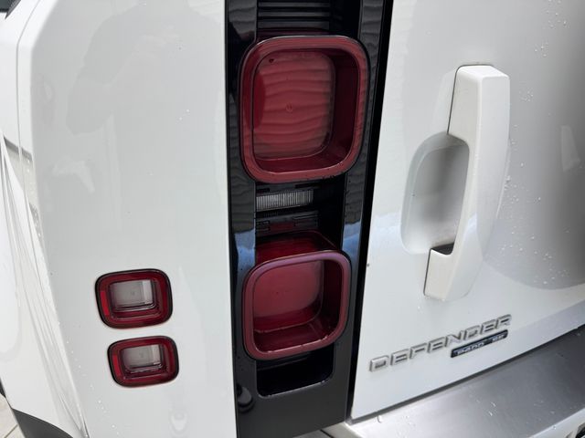 2020 Land Rover Defender 110 SE photo 30