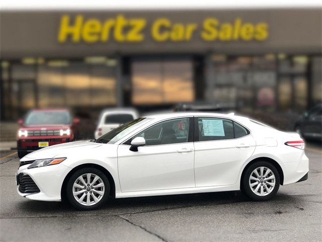 2020 Toyota Camry LE's photo