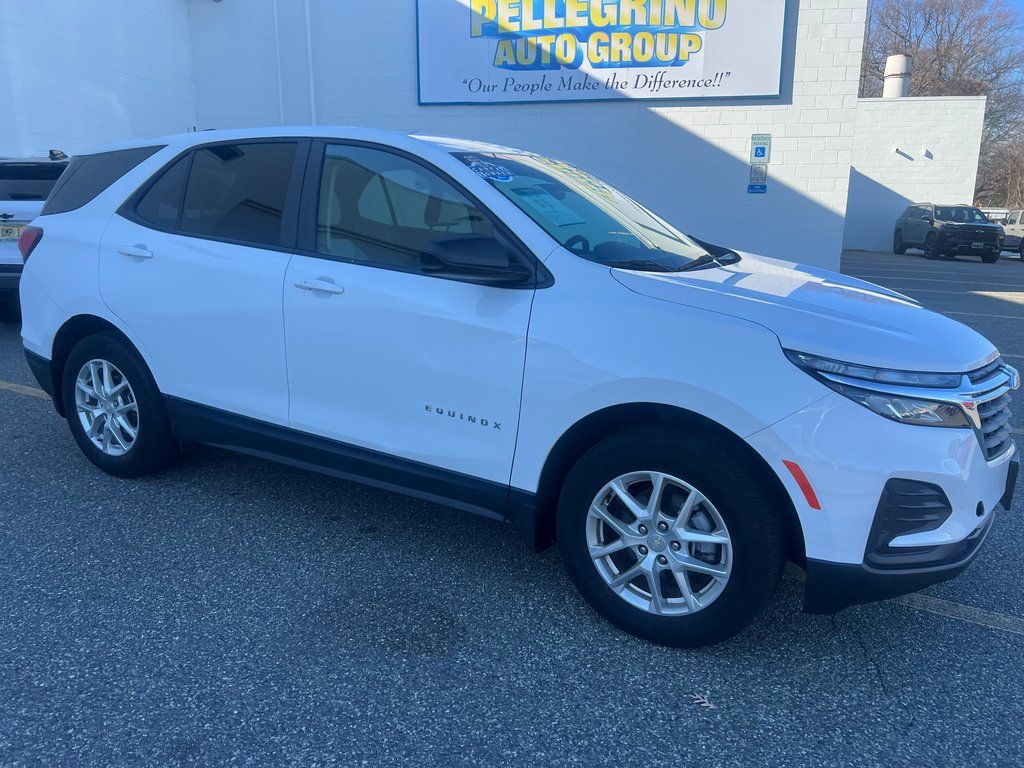2022 Chevrolet Equinox LS photo 2