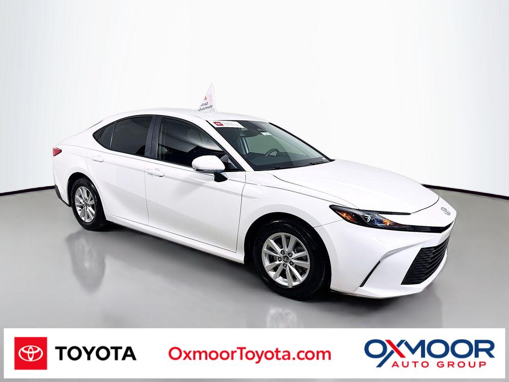2025 Toyota Camry LE's photo